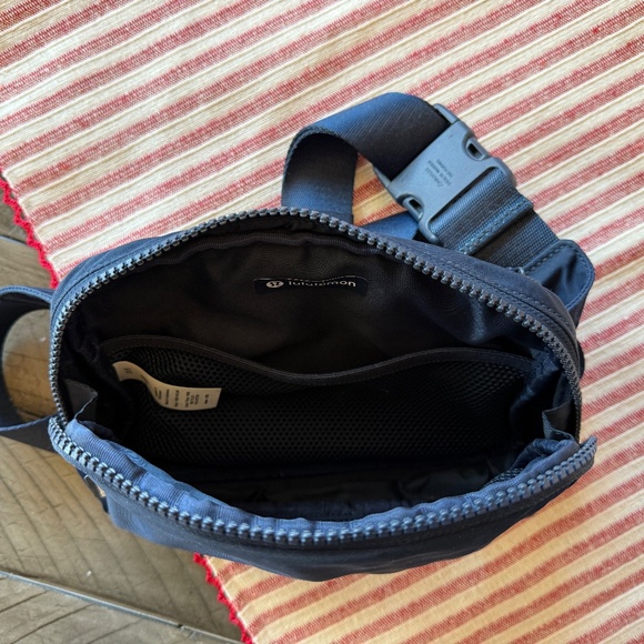 LuluLemon Everywhere Belt Bag - Picture 3 of 3